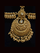 Load image into Gallery viewer, Circular center with ghunghru hanging mathapatti with leaf design side chains