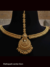 Load image into Gallery viewer, Circular center with ghunghru hanging mathapatti with leaf design side chains