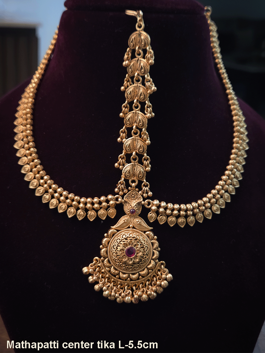 Circular flower center with leaf top with leaf side chain mathapatti