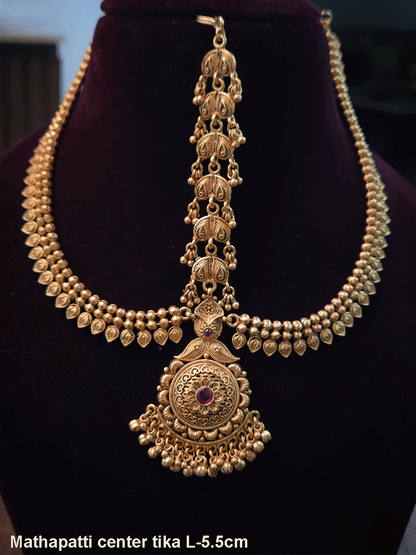 Circular flower center with leaf top with leaf side chain mathapatti