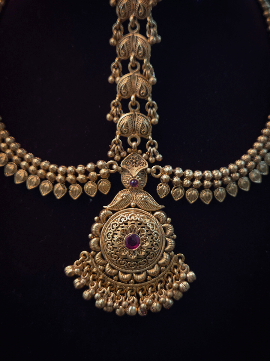 Circular flower center with leaf top with leaf side chain mathapatti