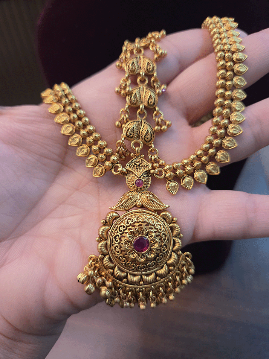 Circular flower center with leaf top with leaf side chain mathapatti