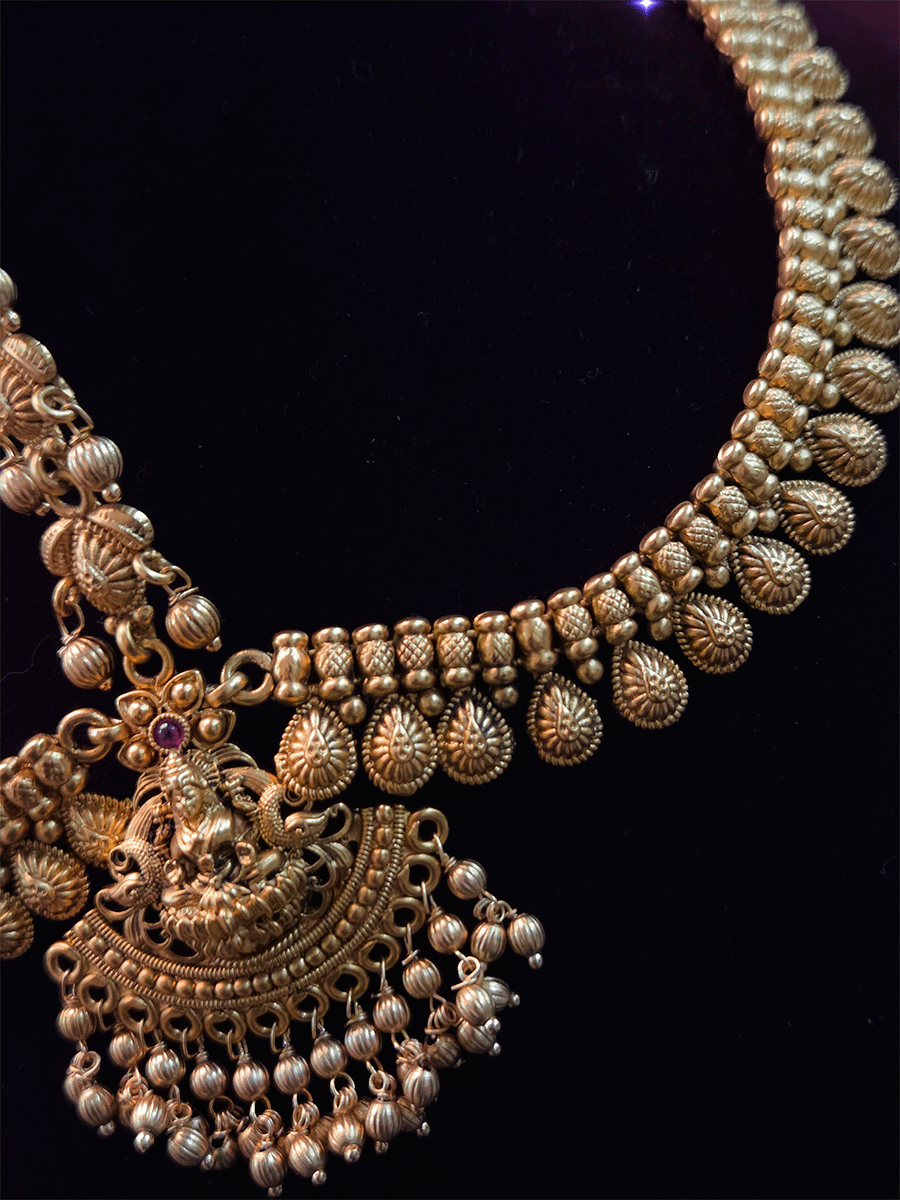 Laxmiji center tikka with leaf design side chain mathapatti