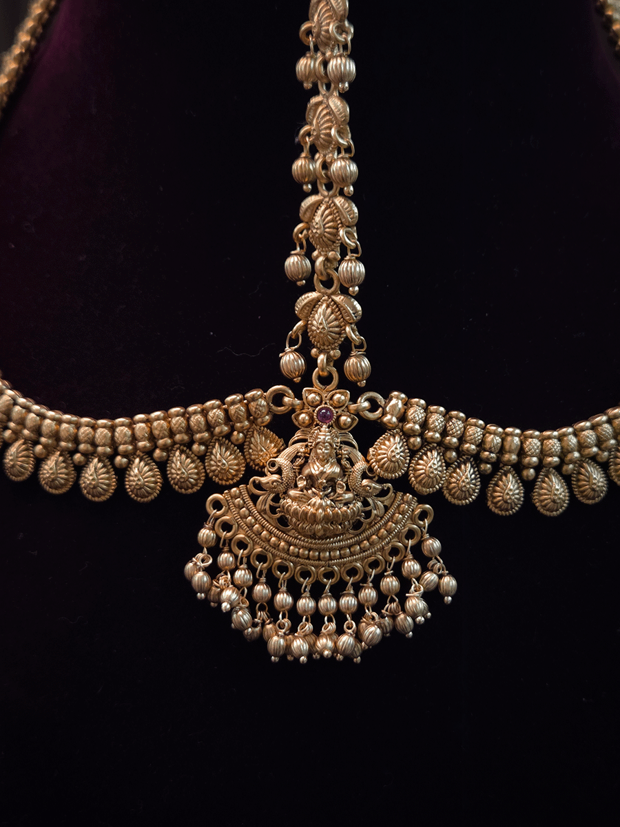 Laxmiji center tikka with leaf design side chain mathapatti