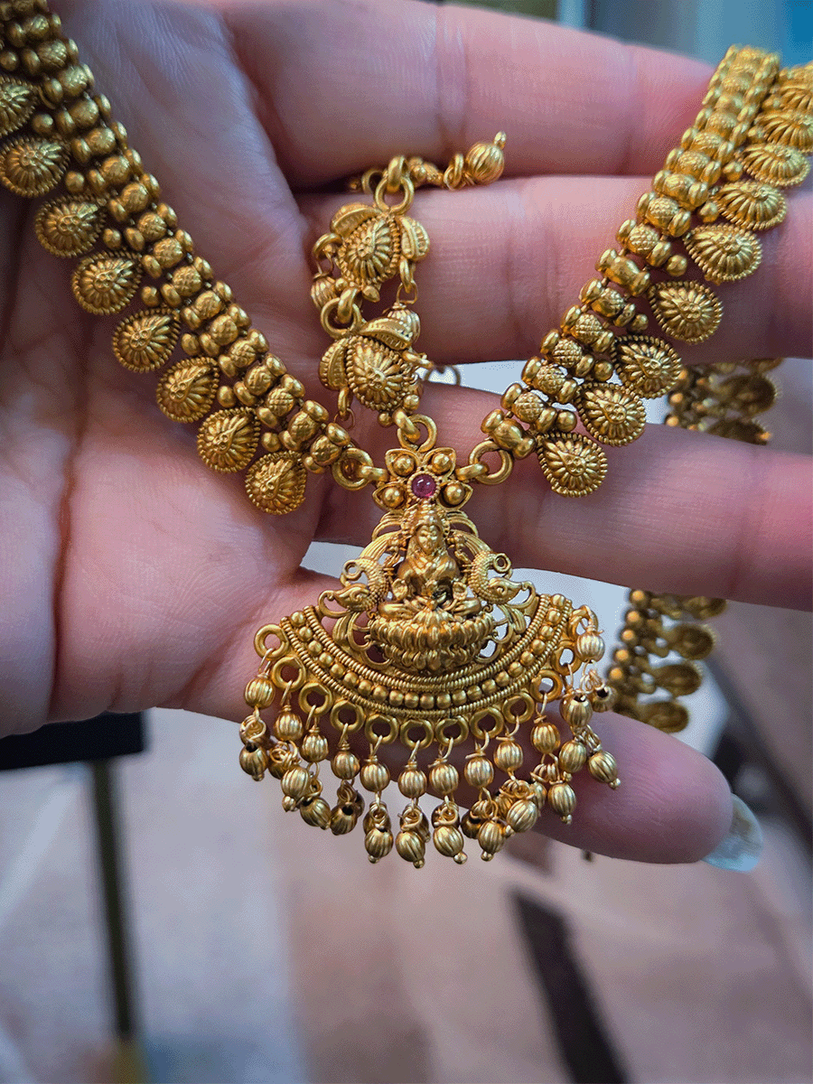 Laxmiji center tikka with leaf design side chain mathapatti