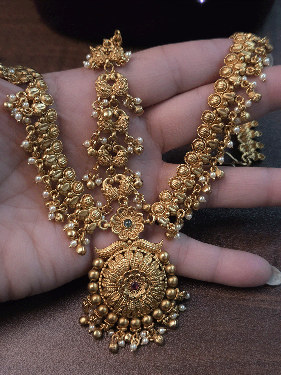 Circular flower center with pearly and gold bead hangings mathapatti
