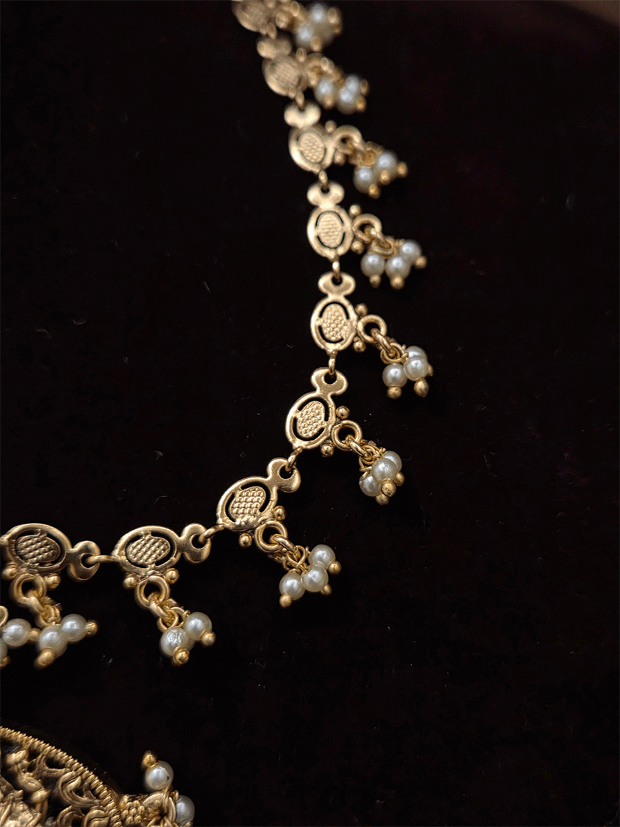 Laxmiji motif in leaf design tukdi mathapatti with green drops and oval design side chain