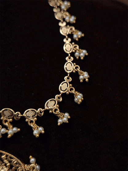 Laxmiji motif in leaf design tukdi mathapatti with green drops and oval design side chain