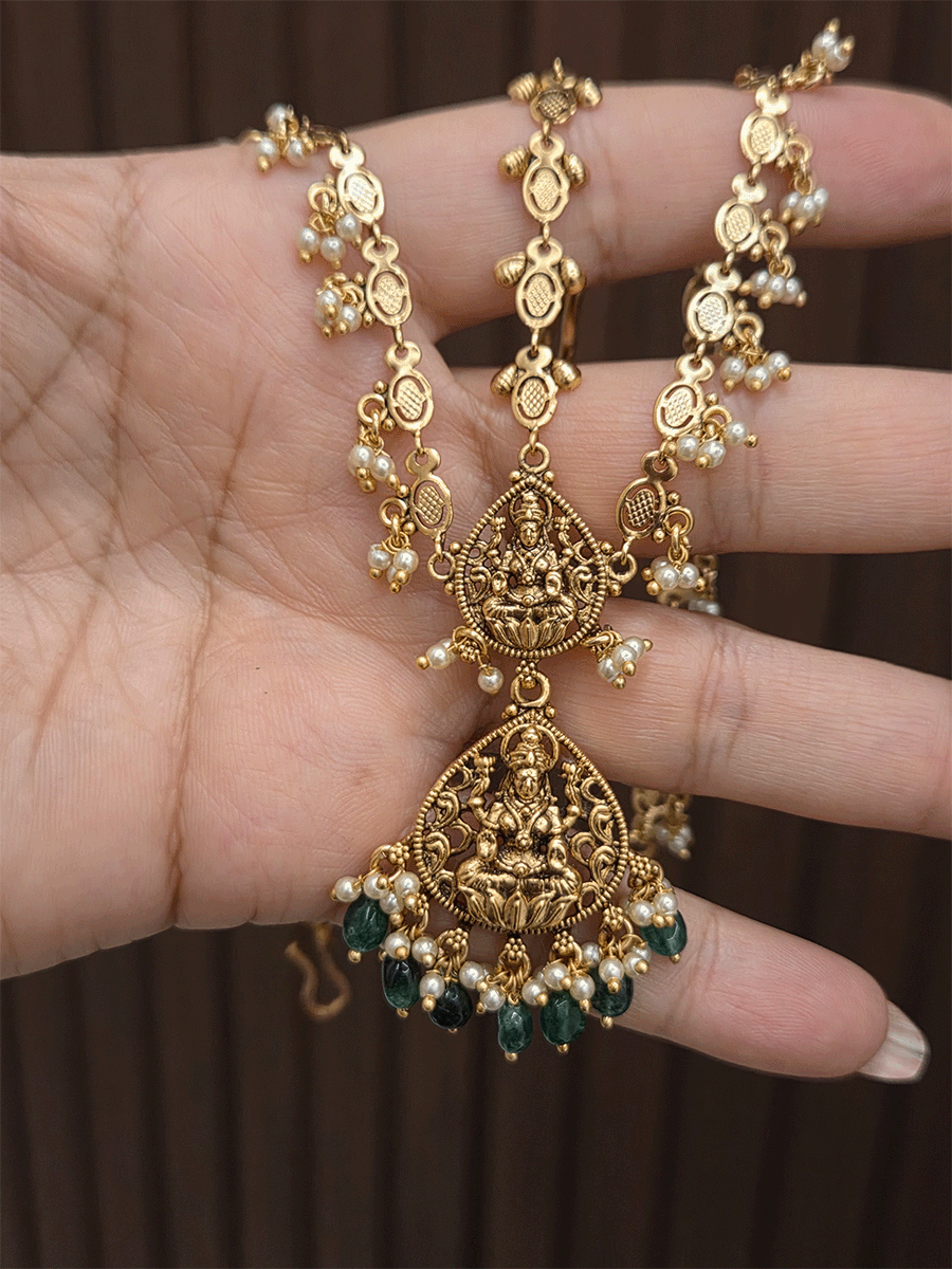 Laxmiji motif in leaf design tukdi mathapatti with green drops and oval design side chain