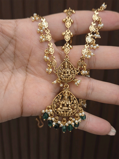 Laxmiji motif in leaf design tukdi mathapatti with green drops and oval design side chain