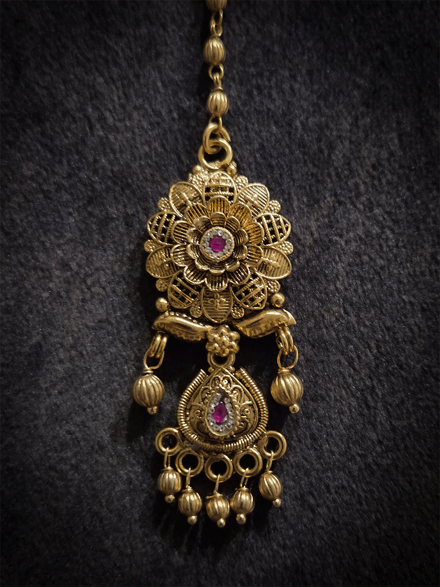 Flower top with tear drop shaped hanging tukdi at bottom maangtika