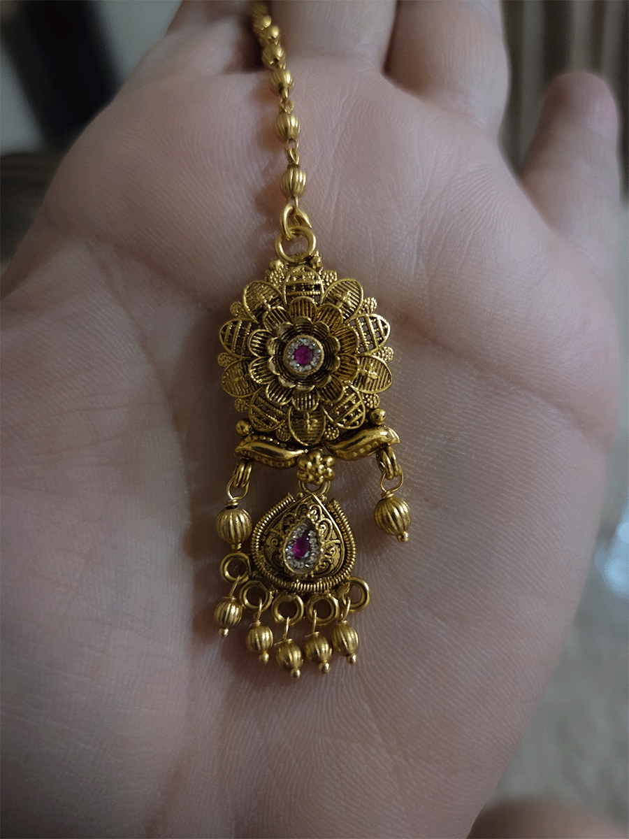 Flower top with tear drop shaped hanging tukdi at bottom maangtika