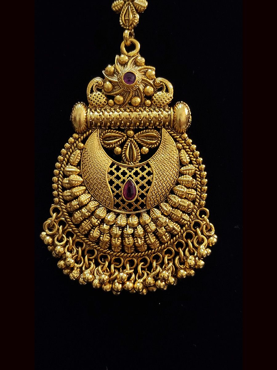 Circular leafy design ruby stone maangtika with three leaf design chain