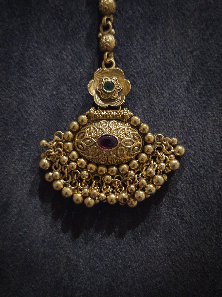 Flower top with leaf carving on oval bottom design bead hangings maangtika