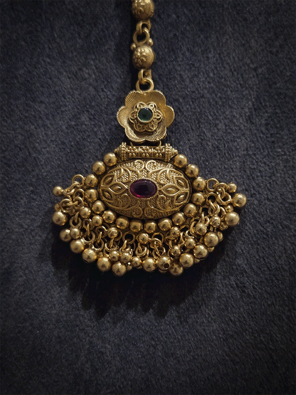 Flower top with leaf carving on oval bottom design bead hangings maangtika