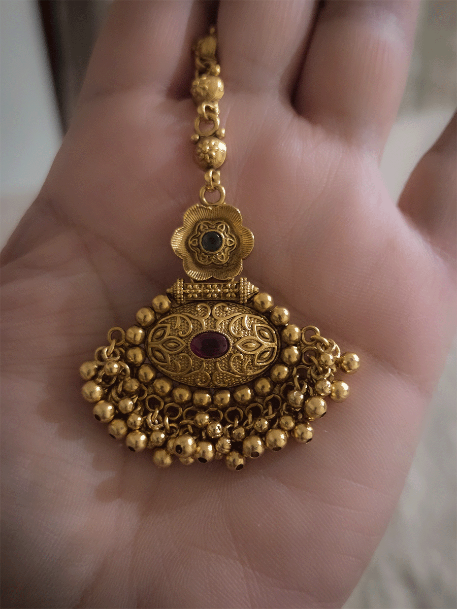 Flower top with leaf carving on oval bottom design bead hangings maangtika