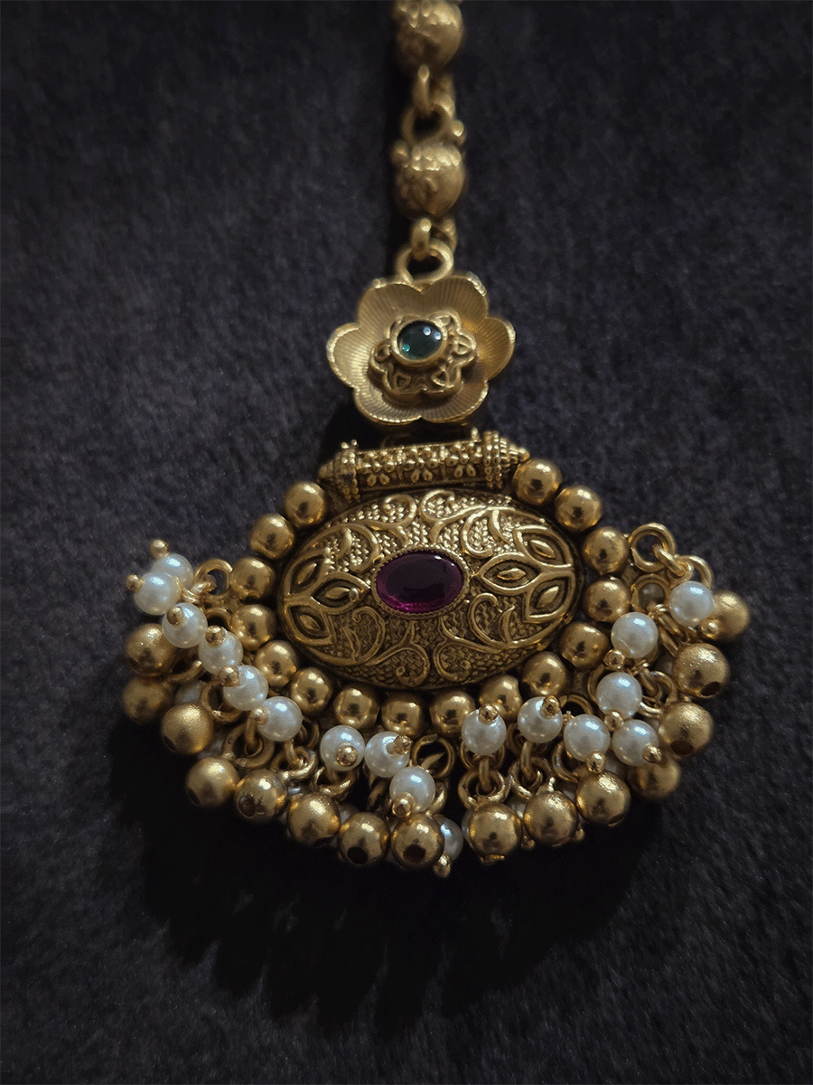 Flower top with leaf carving on oval bottom design bead hangings maangtika