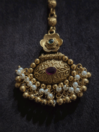 Flower top with leaf carving on oval bottom design bead hangings maangtika