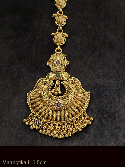 Circular center self design ruby and green stone maangtika with ghunghru hanging
