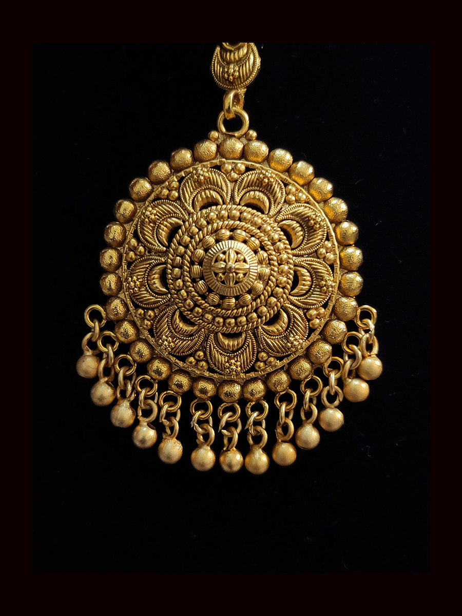 Round maangtika with leaf design and gold bead lace on circumference
