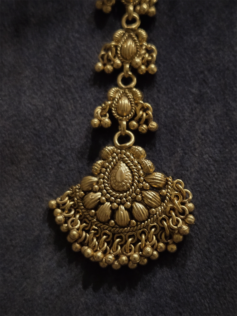 Leaf shaped with ghunghru hangings maangtika