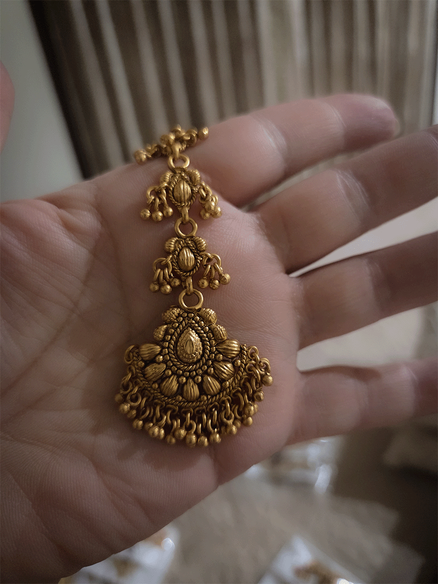 Leaf shaped with ghunghru hangings maangtika