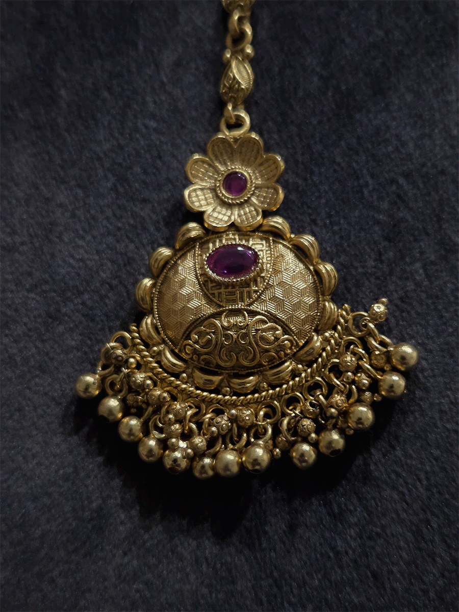 Oval self design oval ruby stone with flower top maangtika