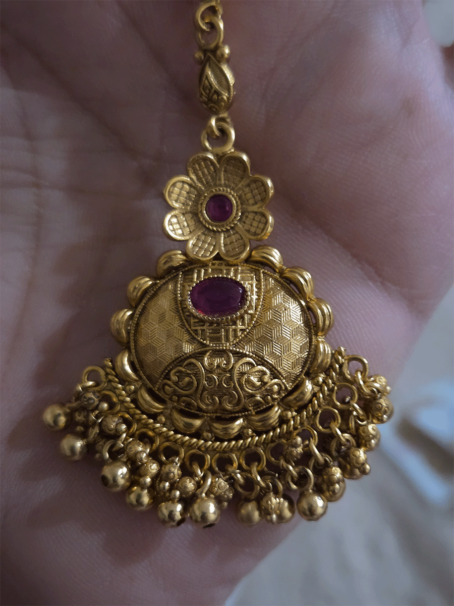 Oval self design oval ruby stone with flower top maangtika