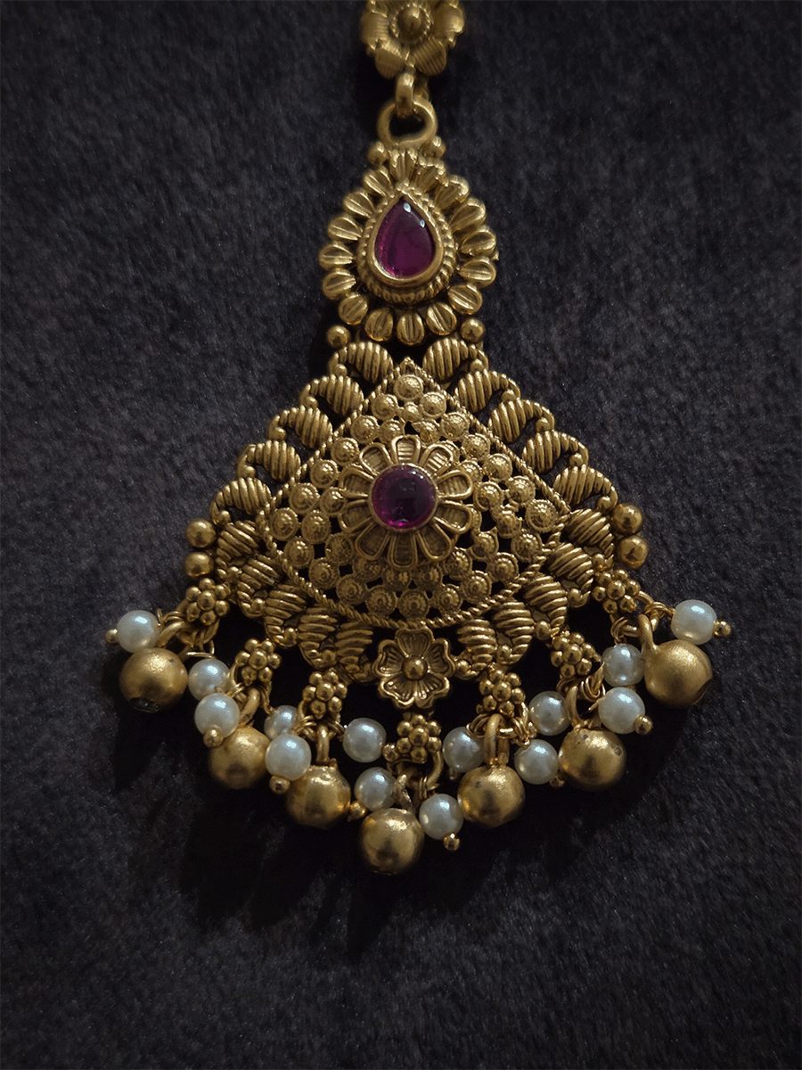 Ruby stone leaf top with triangular paisley design lace maangtika