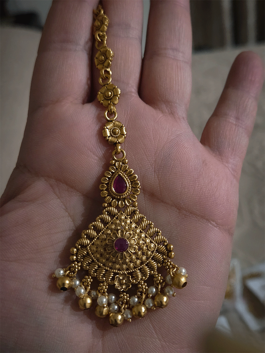 Ruby stone leaf top with triangular paisley design lace maangtika