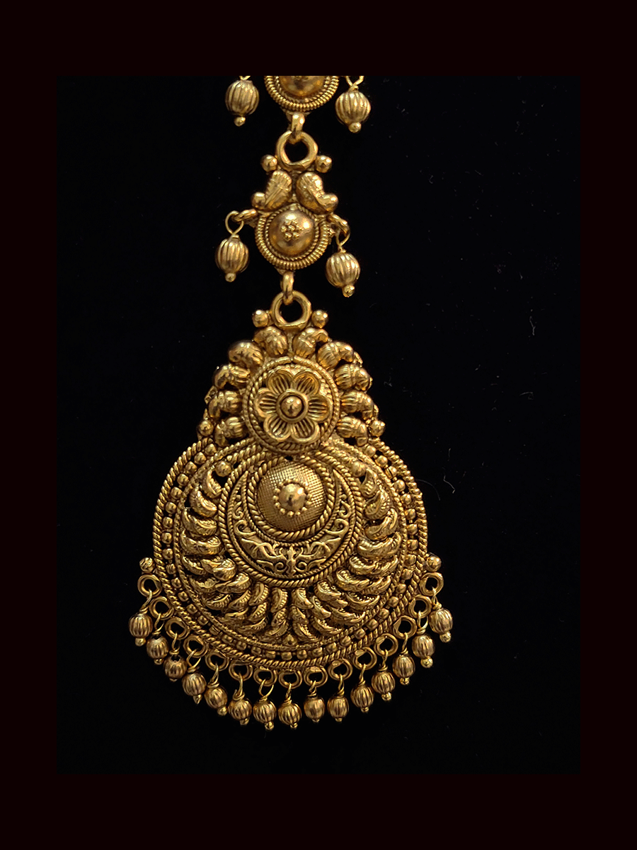 Circular maangtika with gold bead flower design chain