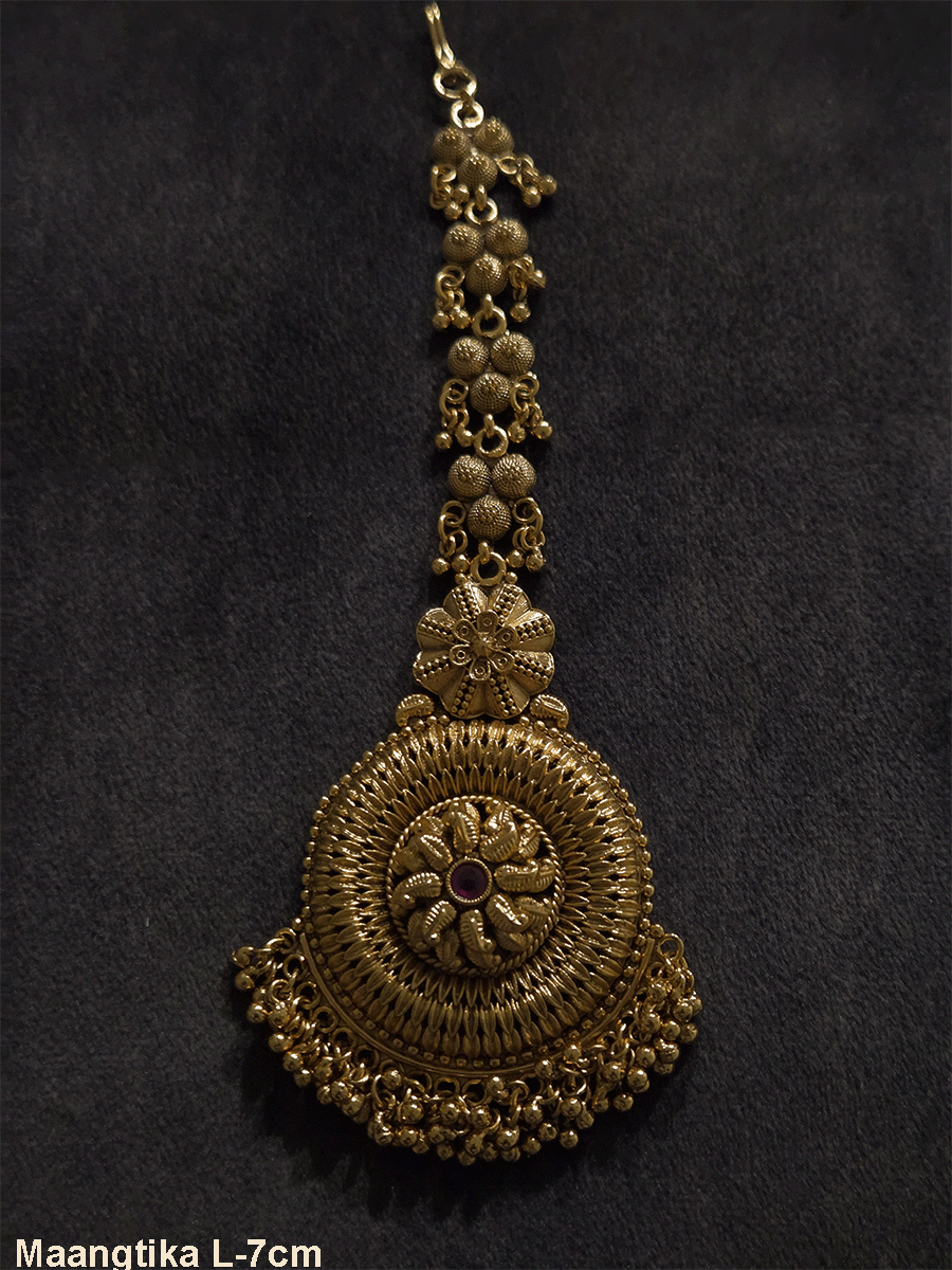 Paisley design circular center with outside leaf design maangtika with ghunghru hangings