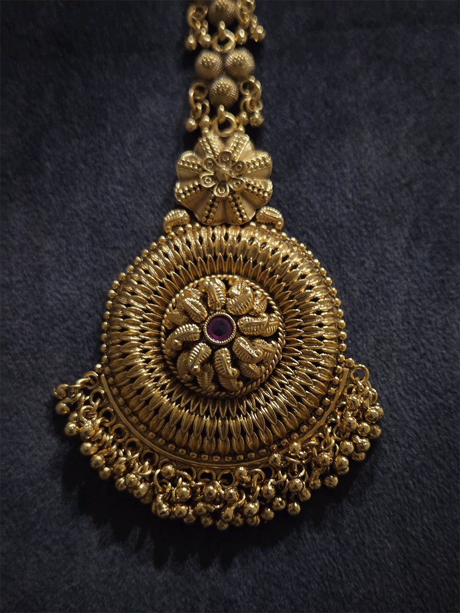 Paisley design circular center with outside leaf design maangtika with ghunghru hangings