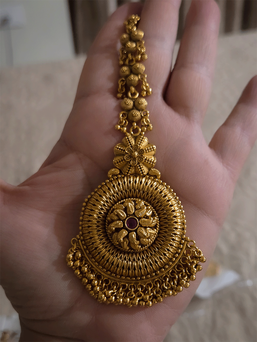 Paisley design circular center with outside leaf design maangtika with ghunghru hangings