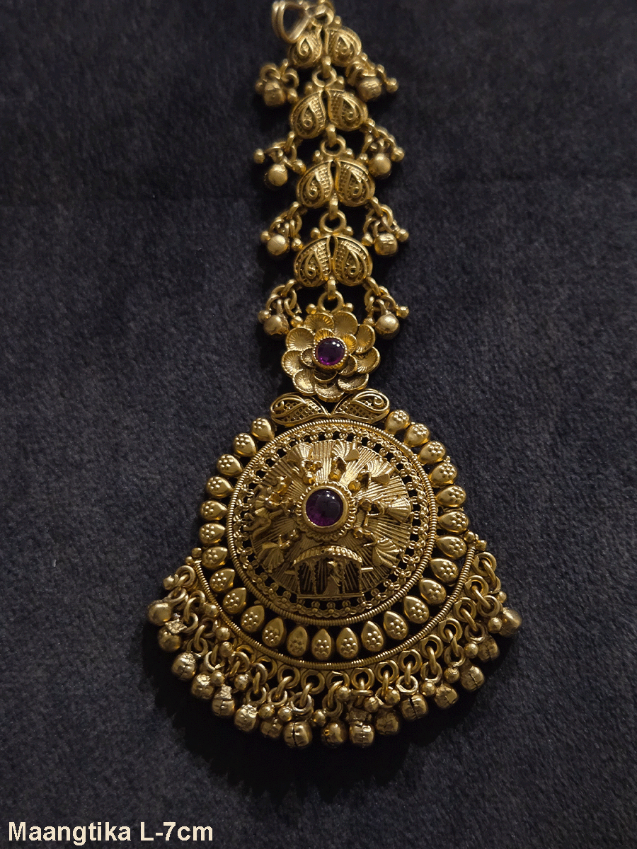 Circular doli design with leaf outline maangtika with ghunghru hangings