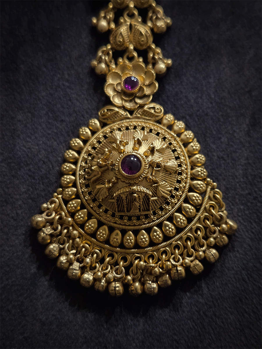 Circular doli design with leaf outline maangtika with ghunghru hangings