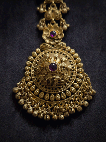 Circular doli design with leaf outline maangtika with ghunghru hangings