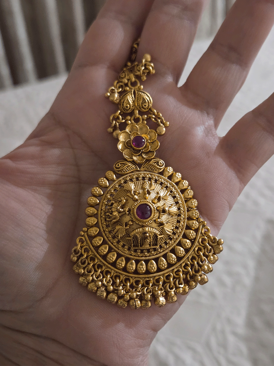 Circular doli design with leaf outline maangtika with ghunghru hangings