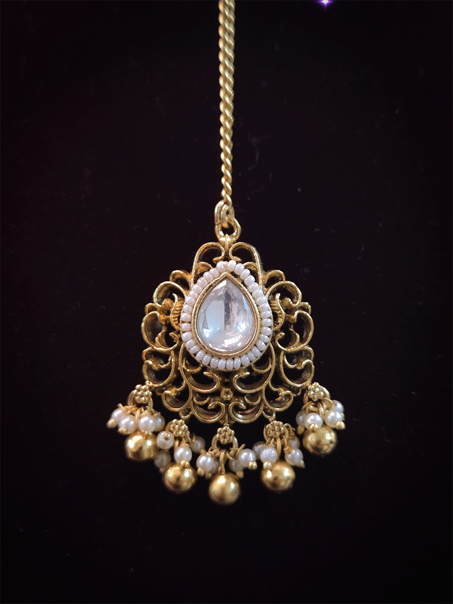 Tear drop shaped kundan with pirohi intricate design maangtika with chain