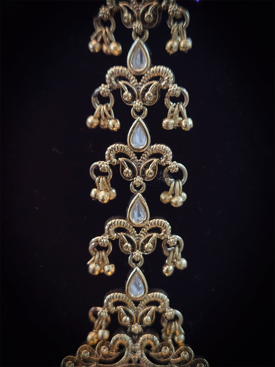 Gold bead and pearl hangings oval kundan maangtika