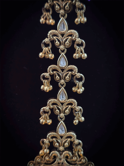 Gold bead and pearl hangings oval kundan maangtika