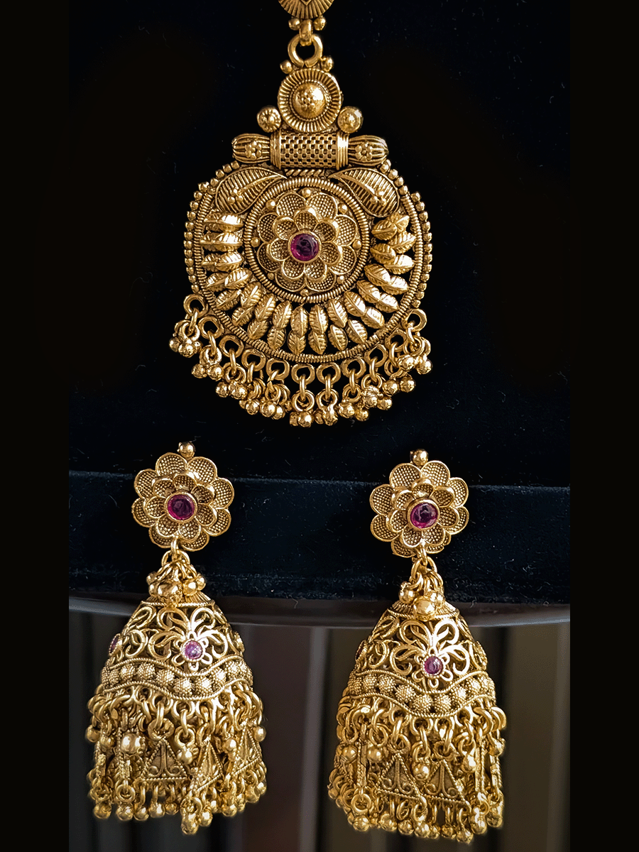 Oval and leaf design rajputi choker with flower on mesh design set