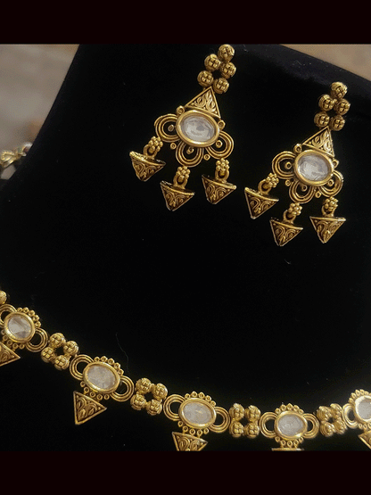Oval kundan with triangular attached tukdies sleek set