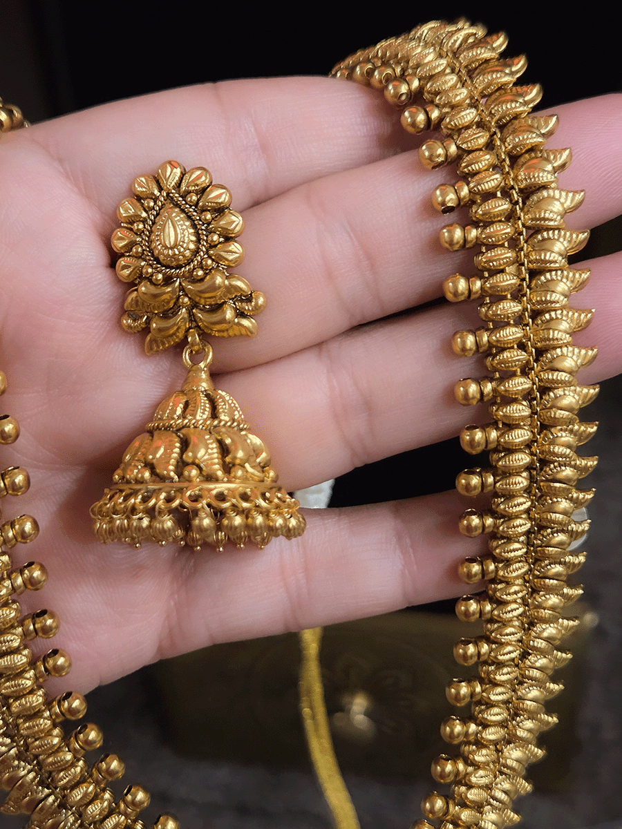 2 cm broad chain with gold bead and leaf design 11 inch long set