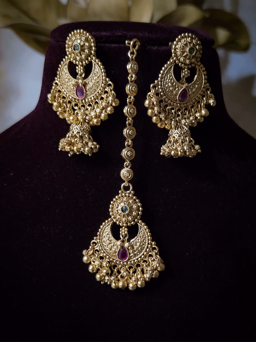 Broad leaf design top chik with hanging chandbali design tukdies set
