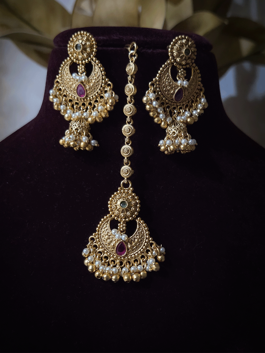 Broad leaf design top chik with hanging chandbali design tukdies set