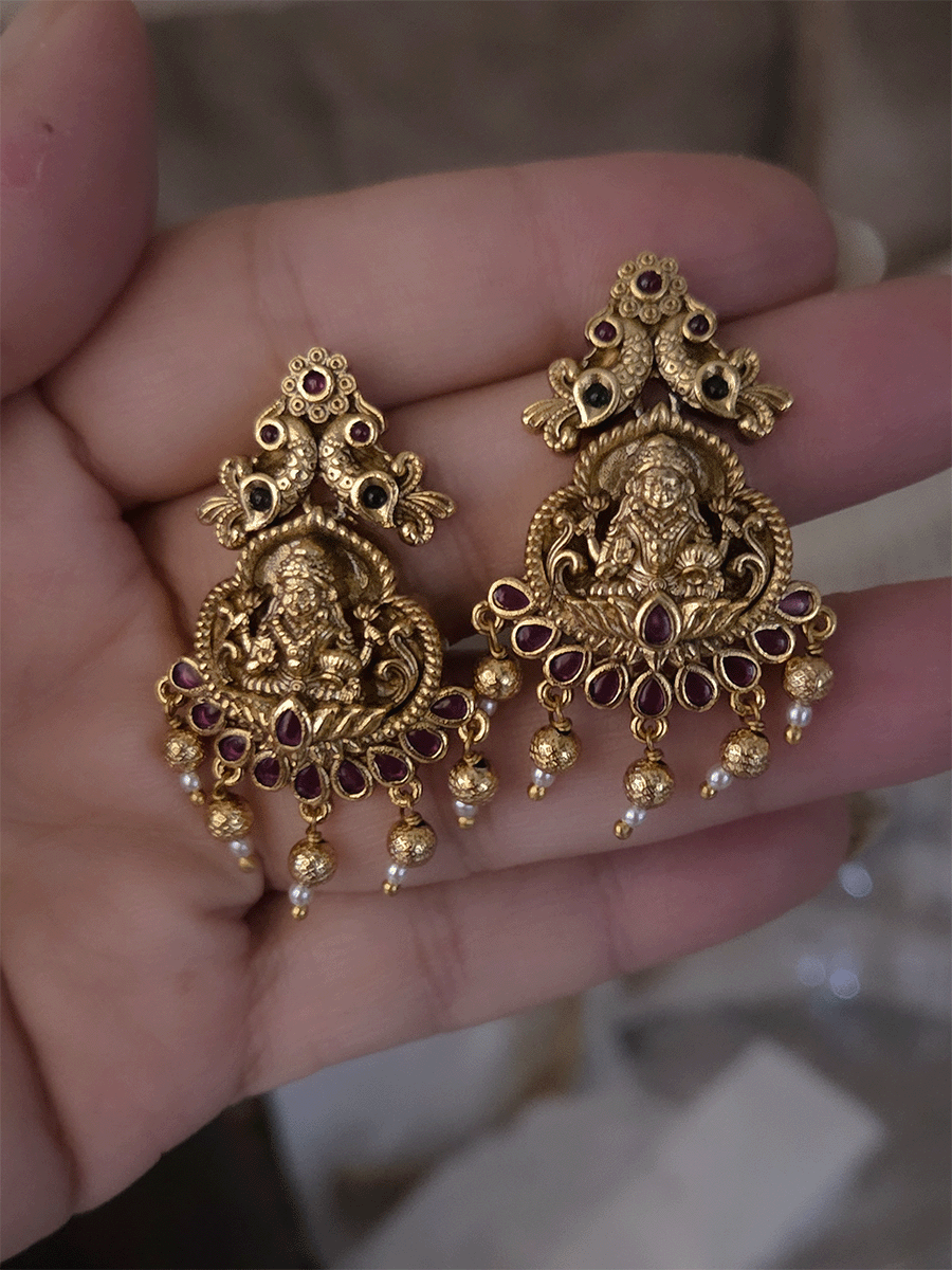 Laxmiji motif in center with peacock sides classy set