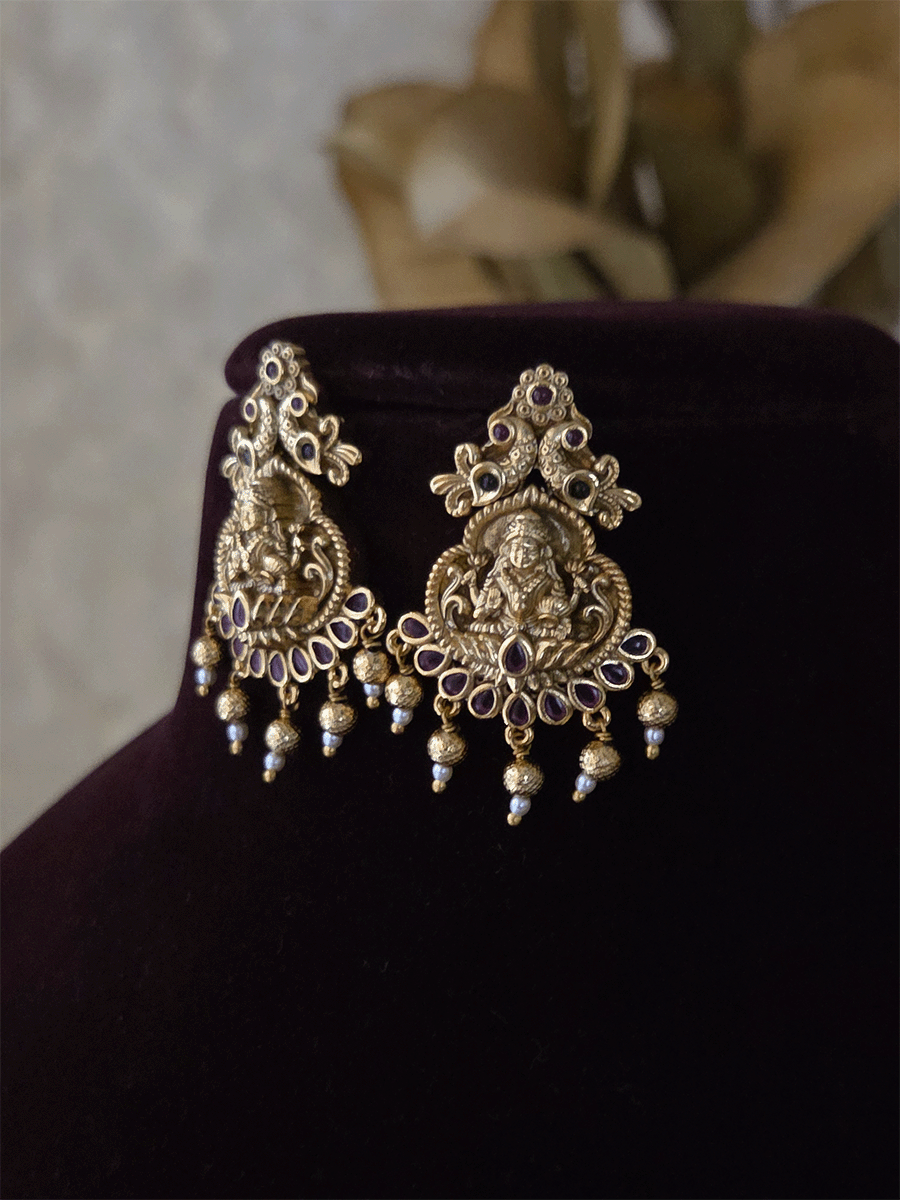 Laxmiji motif in center with peacock sides classy set