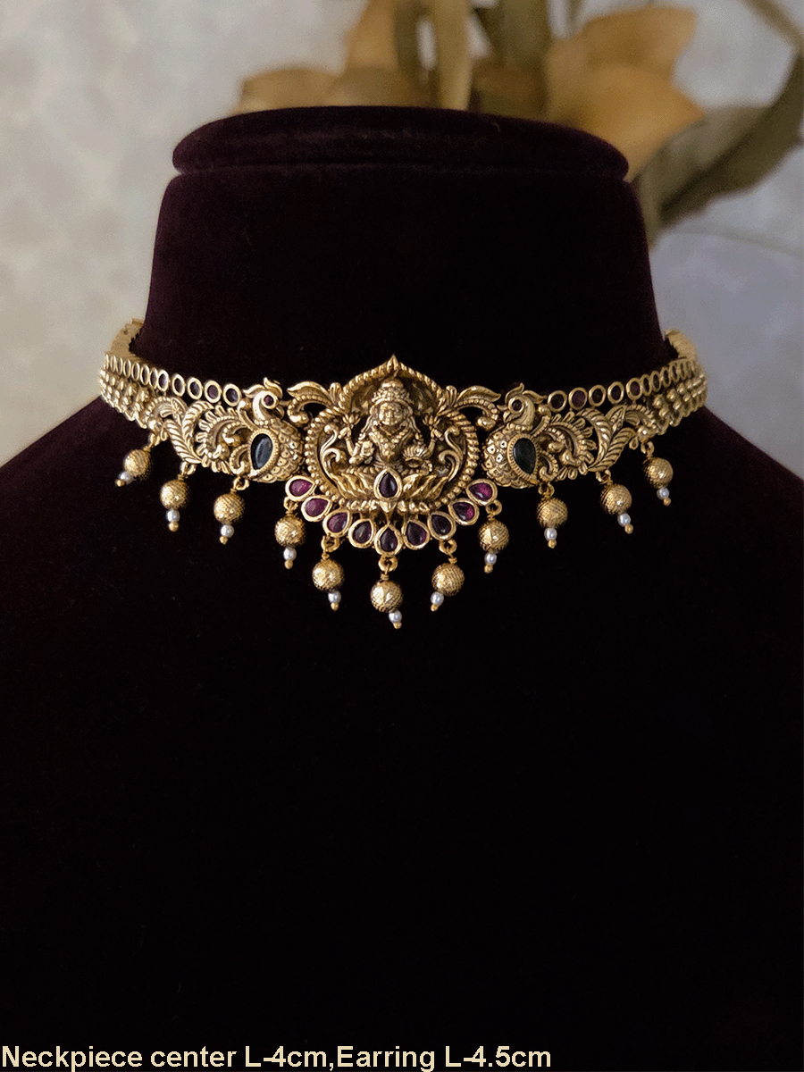 Laxmiji motif in center with peacock sides classy set