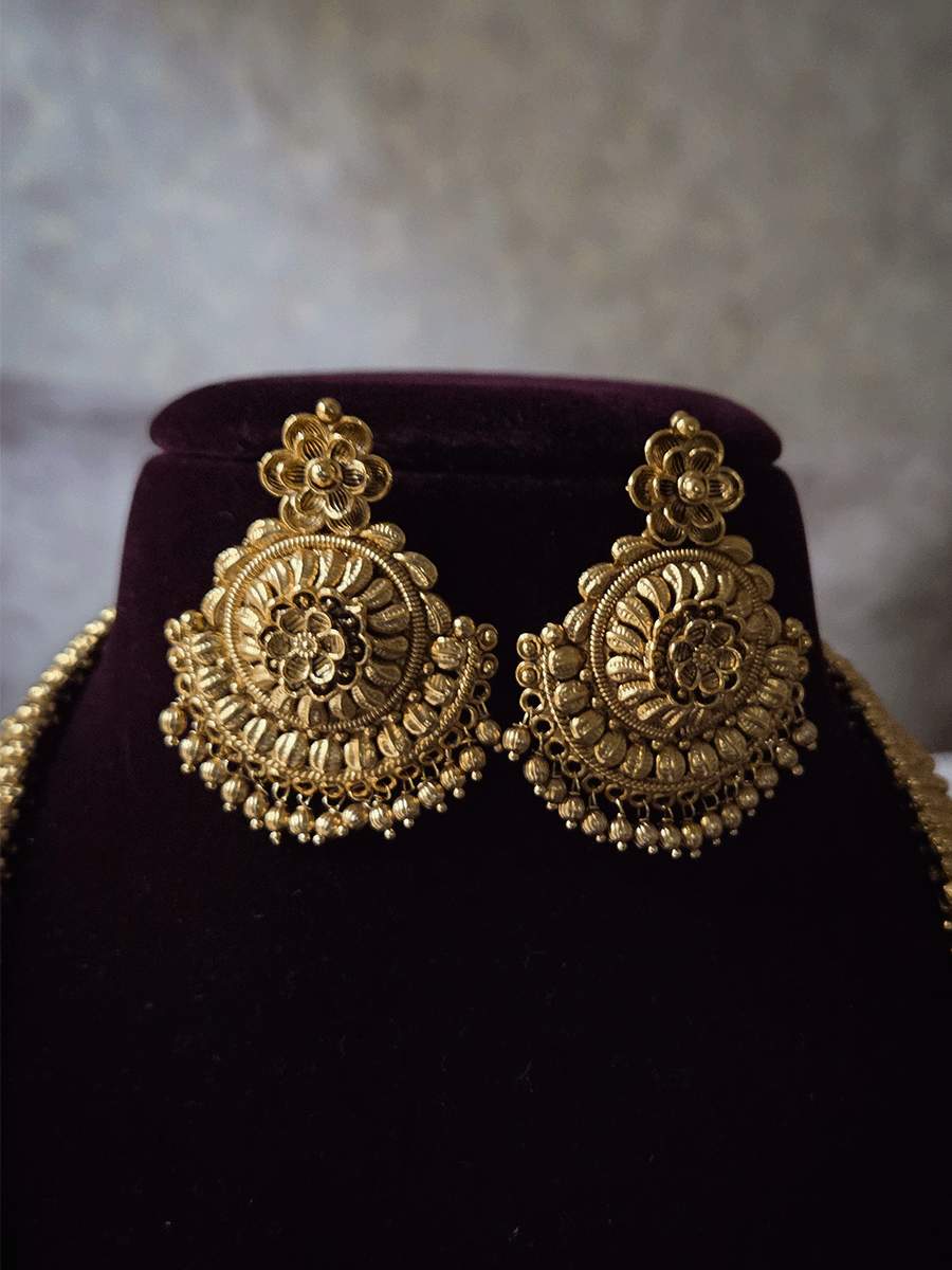 Flower design with peacock top pendant set with paisley design 11 inch long side string